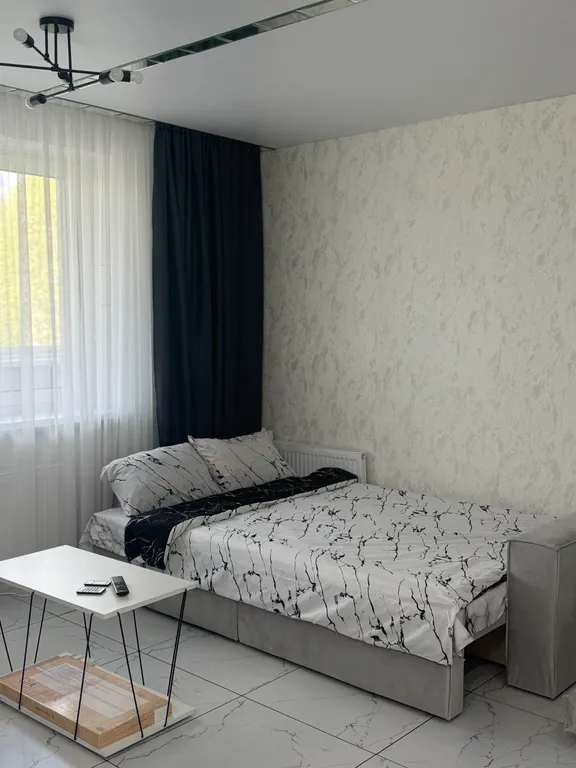 Новый дом в центре города. Елка и сервировка есть