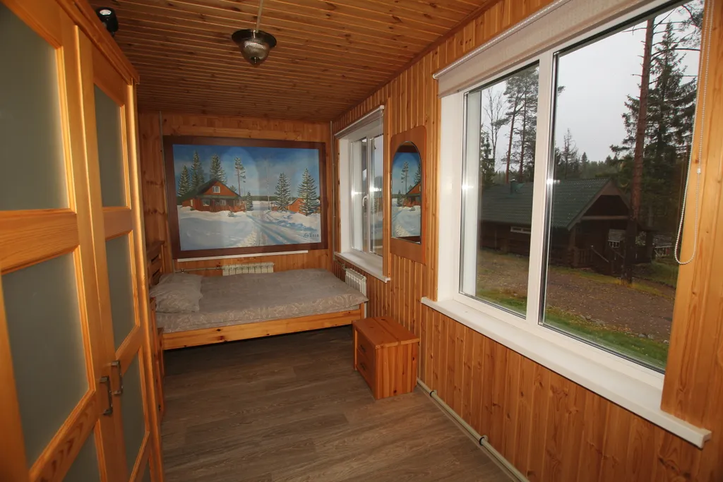 Шикарный дом находится на берегу озера, окруженный хвойным лесом