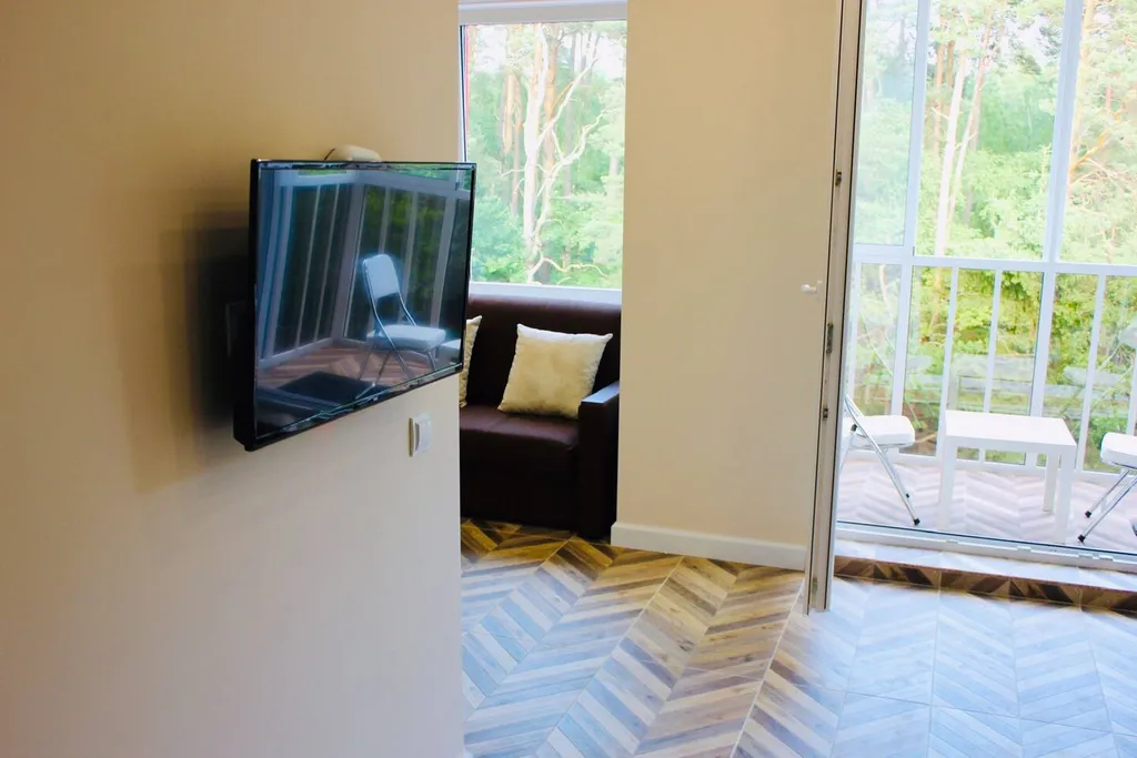 Уютная студия с видом на лес