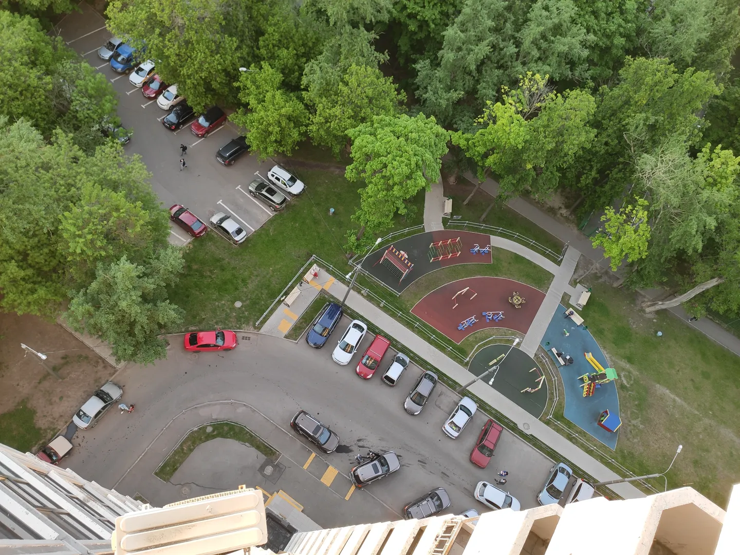 Детская площадка у подъезда 