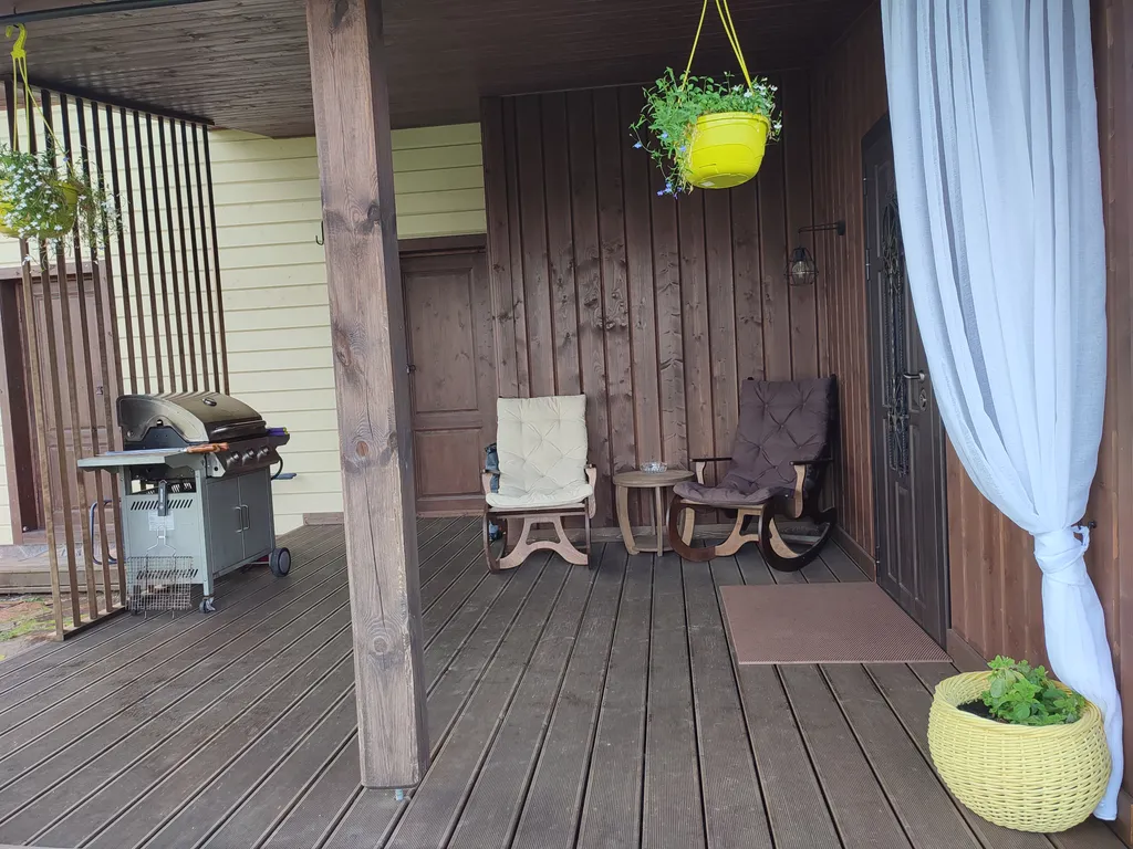 Дом недалеко от реки.