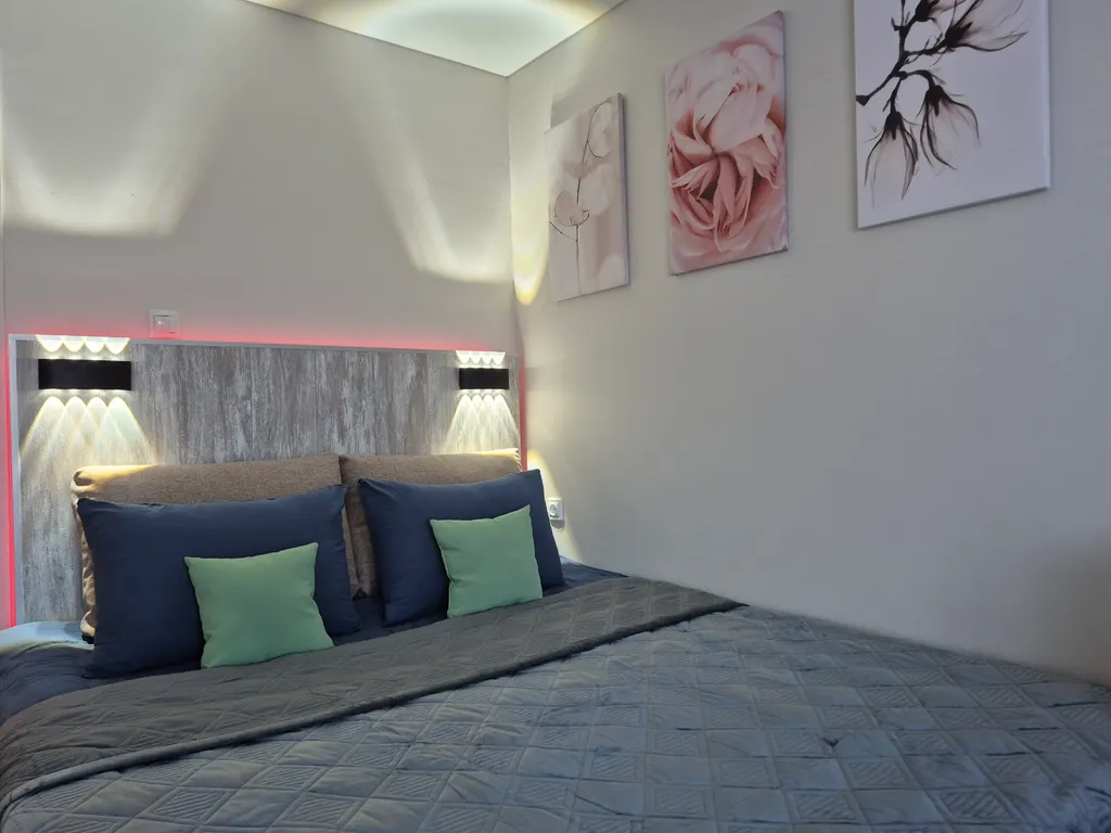 Студия на набережной с видом на реку