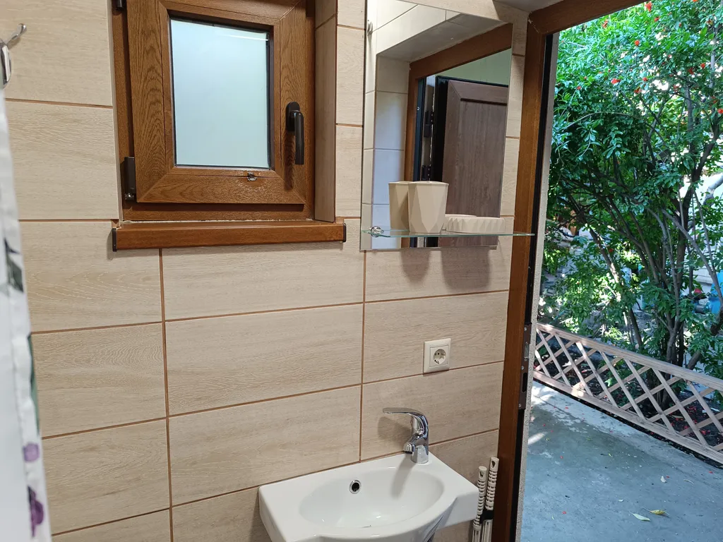 Домик для двоих, утопающий в зелени