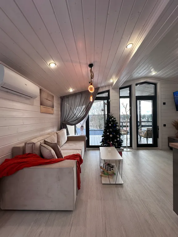 Дом на холме у леса