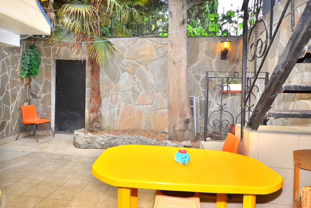 Коттедж Дом в Ялте,с двором,мангалом, рядом с пляжем. — Ялта