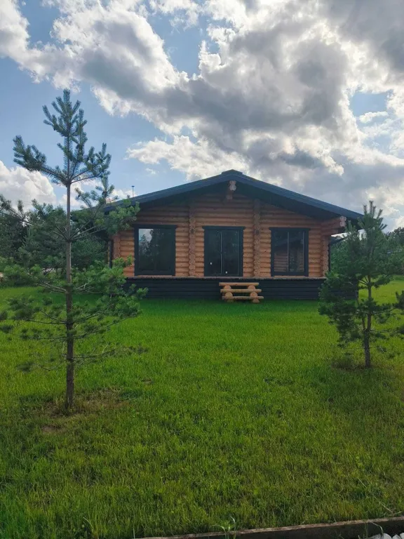 Уютный дом на берегу большого озера