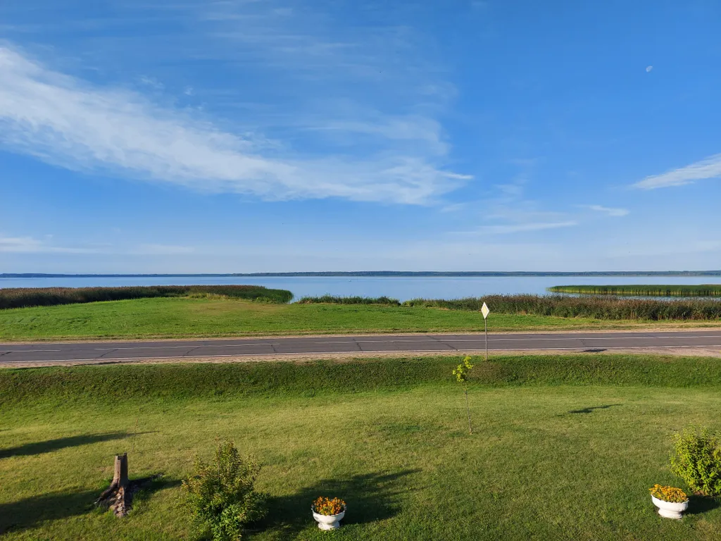 Уютный семейный коттедж с прекрасным видом на озеро Дривяты