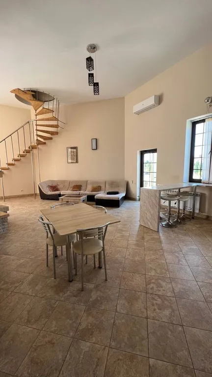 Большой коттедж