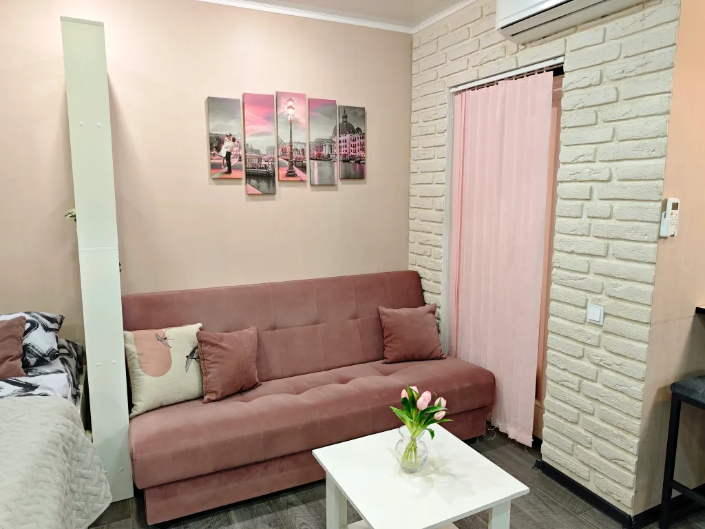 Дизайнерская студия с роскошным камином