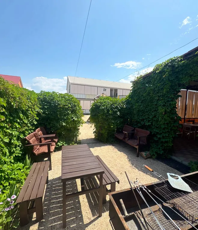 Спальня, кухня с диваном, веранда