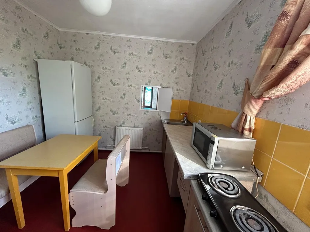 Уютный просторный дом с верандой в тихом месте