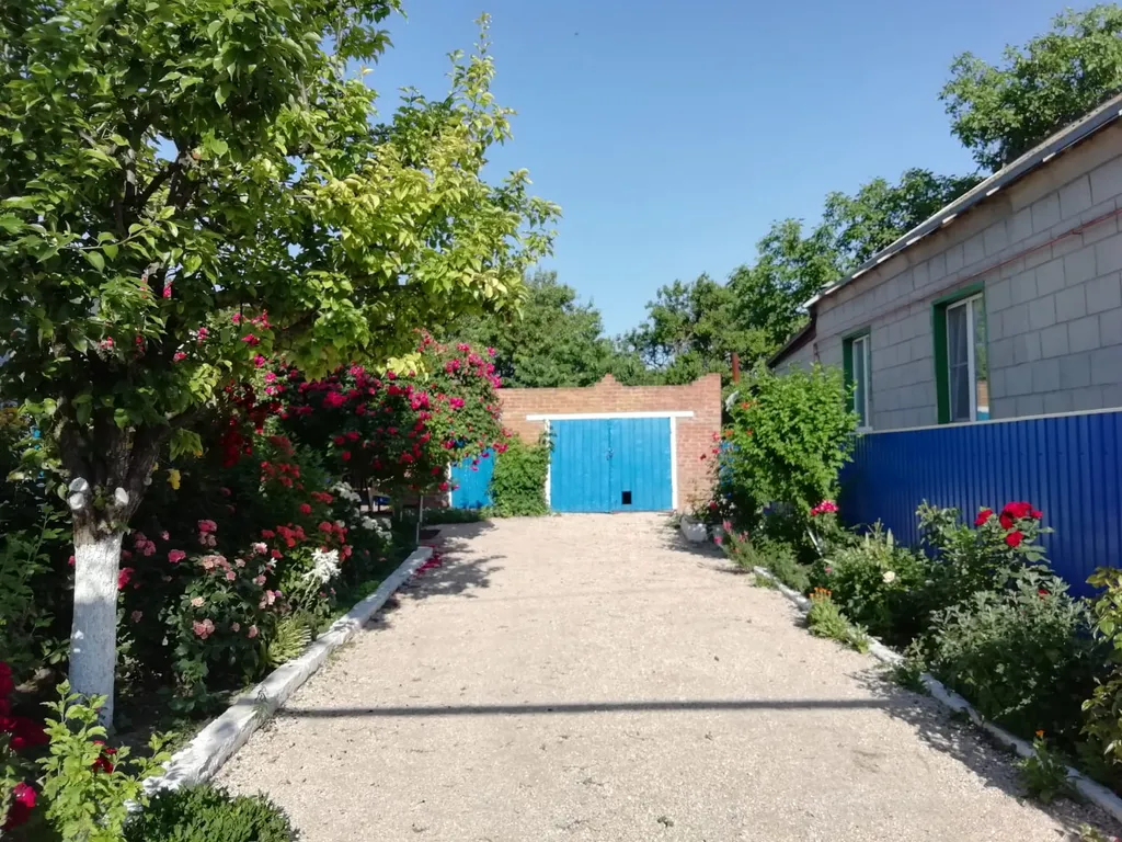 Утопающий в зелени уютный дом