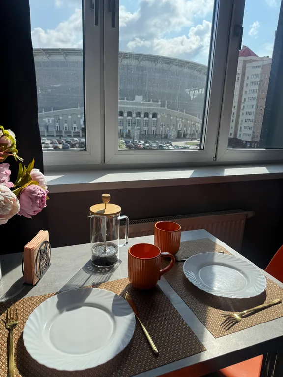 Уникальная студия с видом на стадион, арт-декором и PlayStation