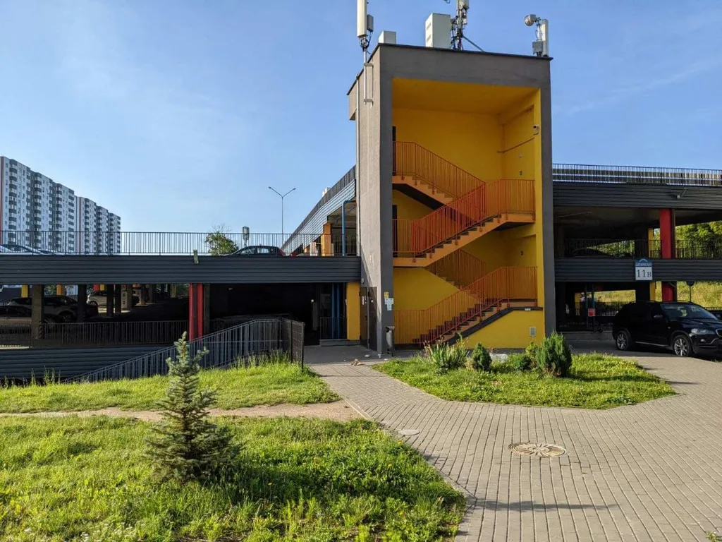 2-комнатная квартира на метро Грушевка с паркингом