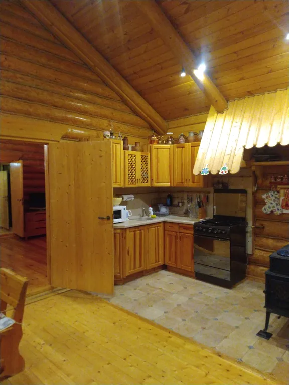 Бревенчатый дом с конюшней на озере