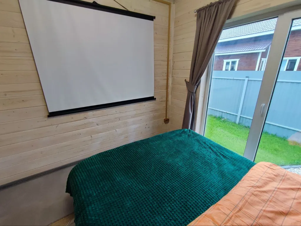 Новый стильный дом в окружении леса