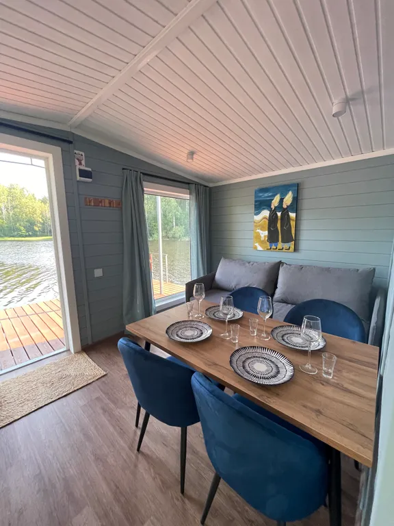 Дом на воде, хаусбот в Карелии