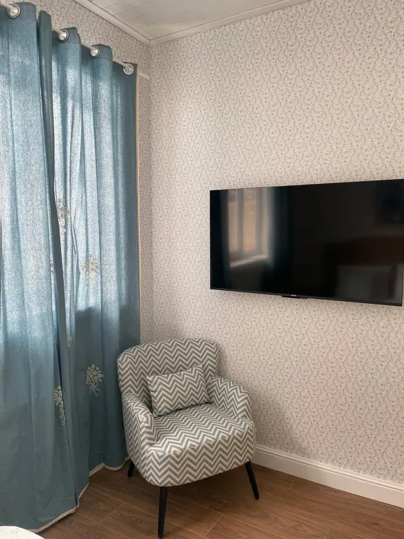 Дом с бассейном у леса