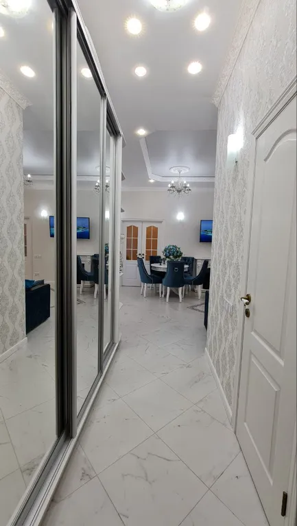 Шикарная 4-комнатная квартира у моря (Royal Apartment on Krymskaya 22)