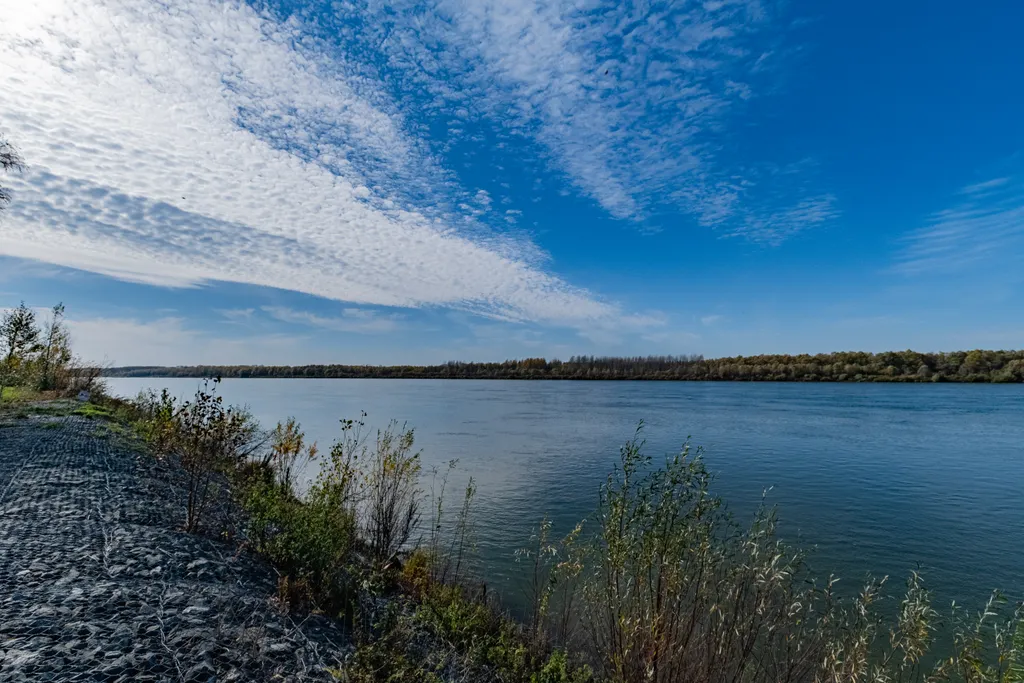 Комфортный дом у реки