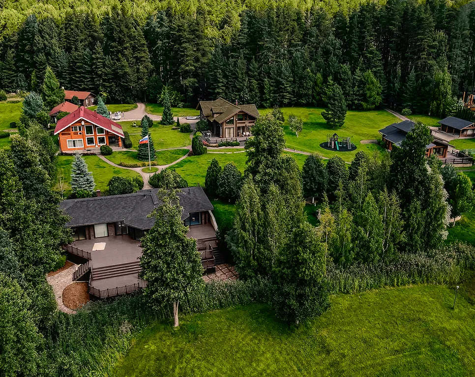 Коттедж с бассейном на берегу озера Порт Жемчужный