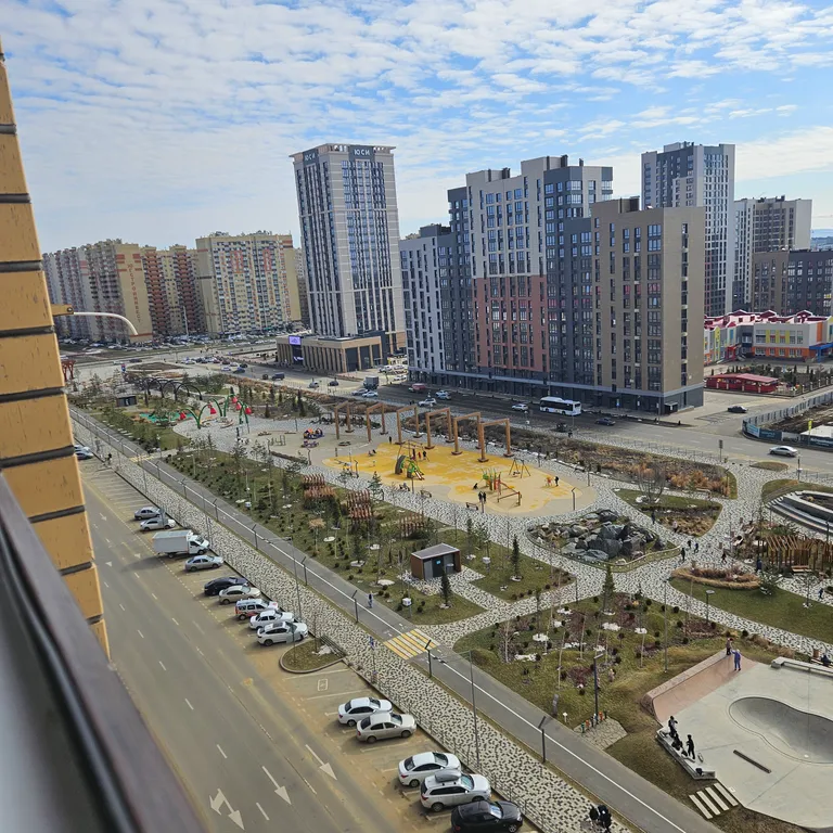 Студия Золотая карта с видом на сквер