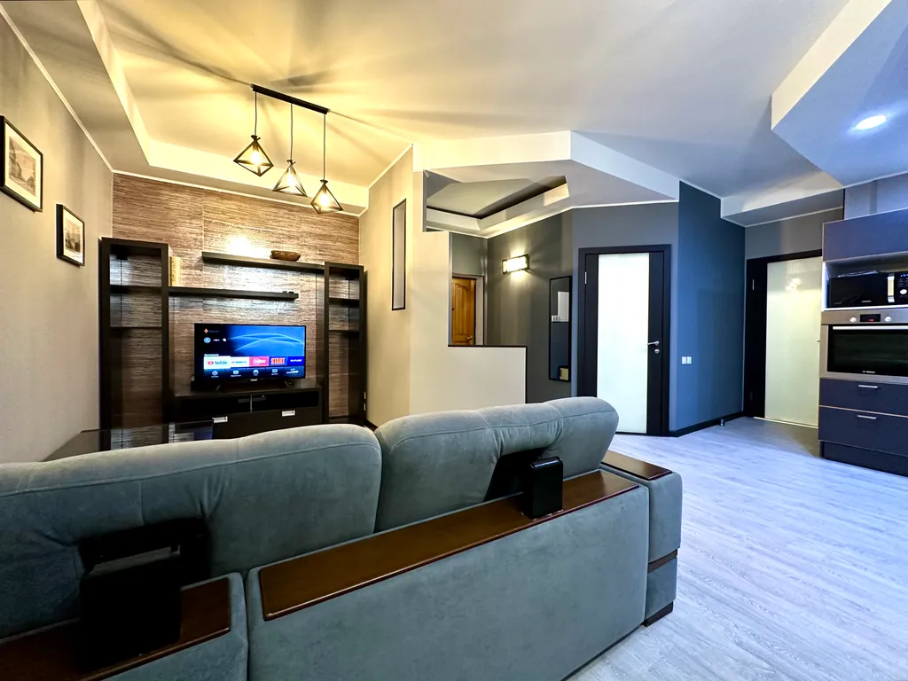 Двухкомнатная студия. Идеальная локация. Парковка во дворе.