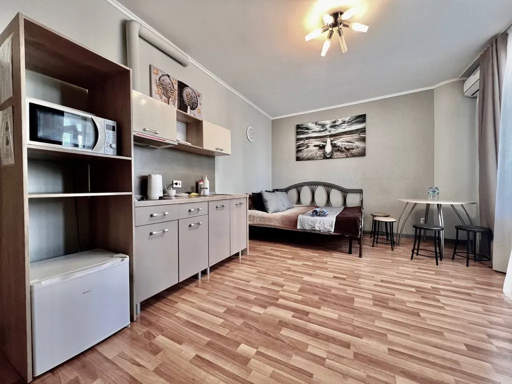 Квартира Студия центр уютная светлая, ТЦ Вояж, парковка, кафе, аквапарк, источник — Тюмень