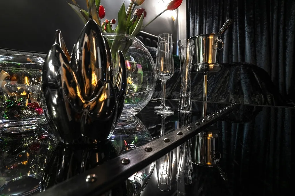 Черная комната с черными зеркалами и дизайнеским освещением