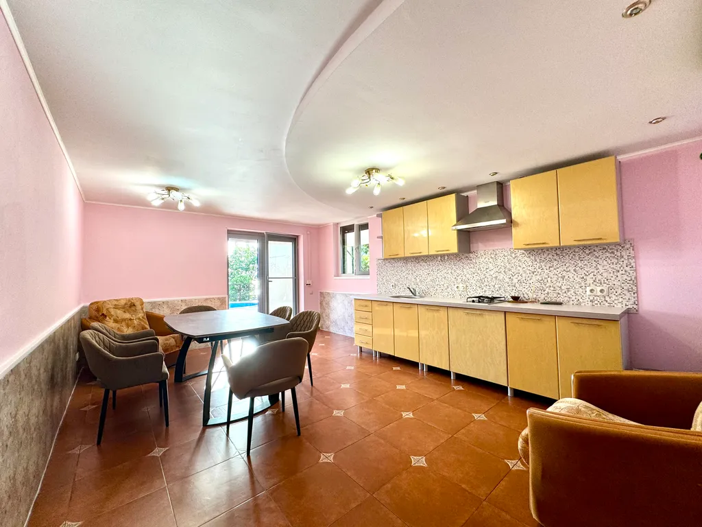 Дом с бассейном