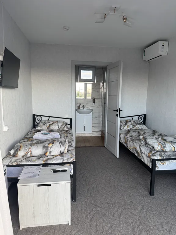 Отель рядом с аэропортом, трансфер бесплатный, стоянка и столовая рядом