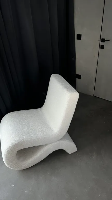 Премиальный дом с дизайнерским камином на дровах в лесу