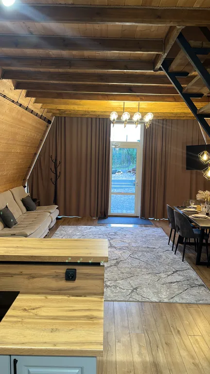 А-фрейм дом с видом на на горы