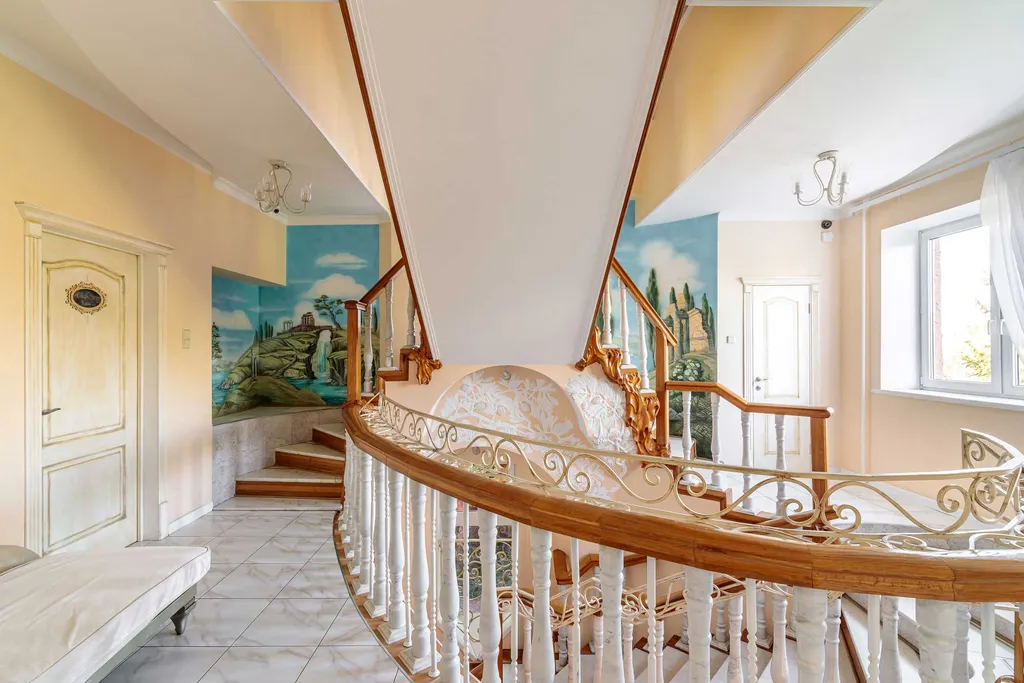 Замок на берегу каскада озер в Новой Москве