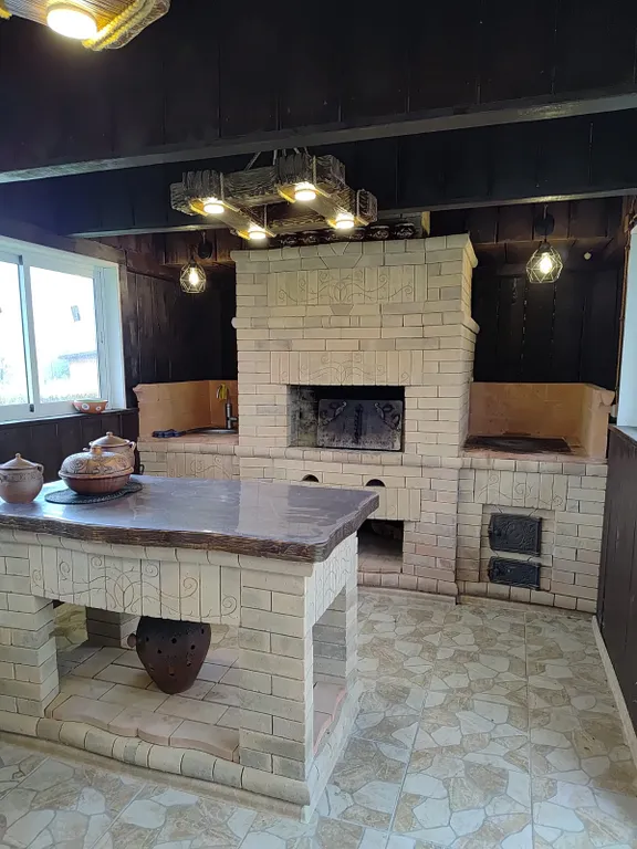 Дом с баней и пирсом на берегу пруда