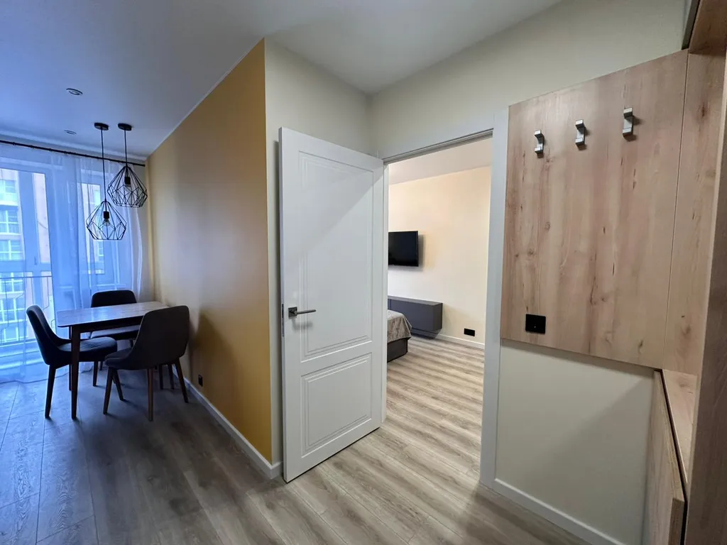 Современная студия с видом на город и новым ремонтом