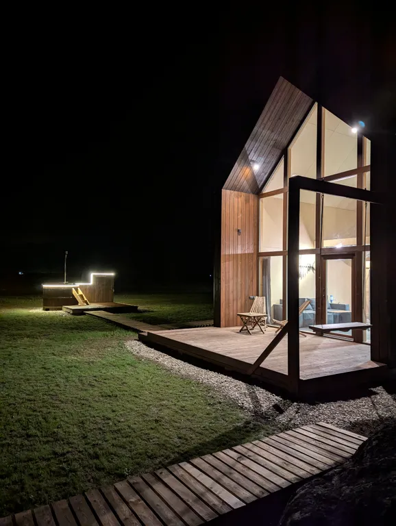 Дом с баней и горячей купелью на озере