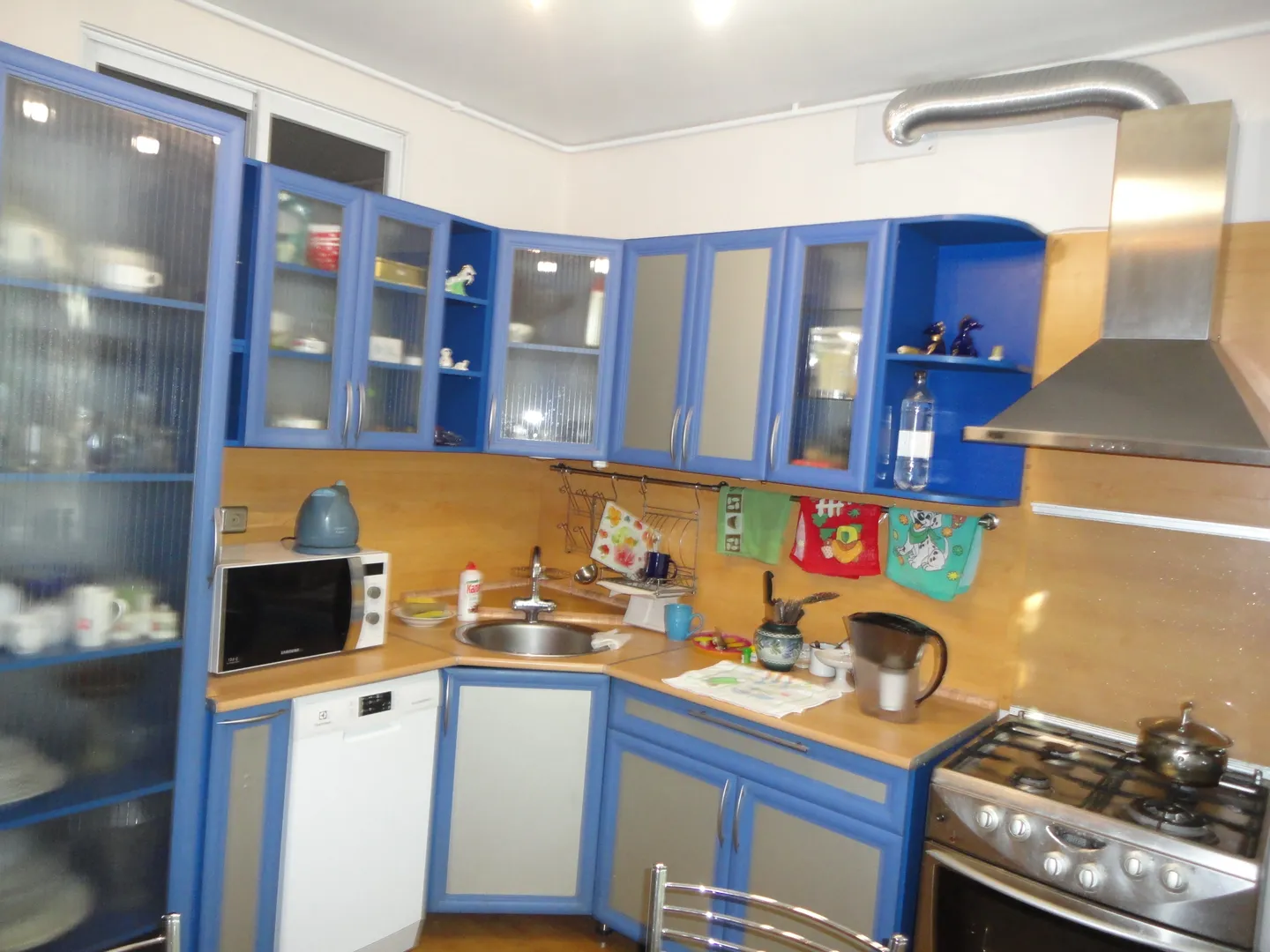 Кухня в синем цвете, современная газовая плита, мощная вытяжка, свежий ремонт, много света, все современное оборудование.