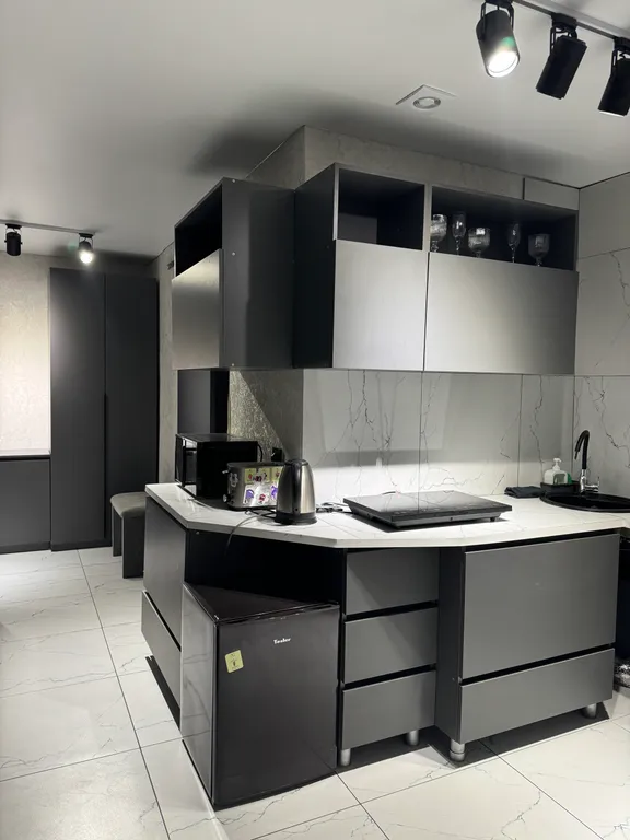 Новая квартира в центре города с елкой и сервировкой