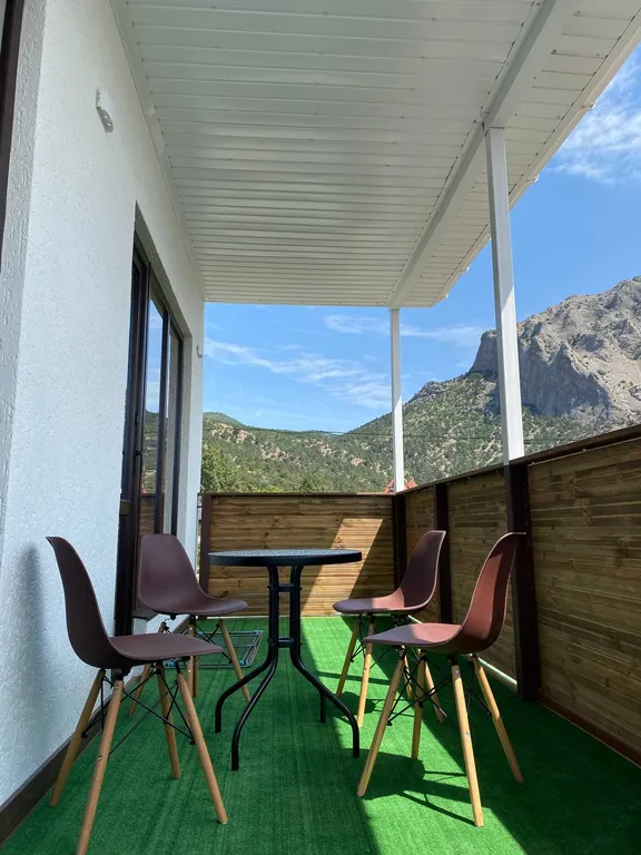 Второй этаж двухэтажного дома, с отдельным входом и общим двором