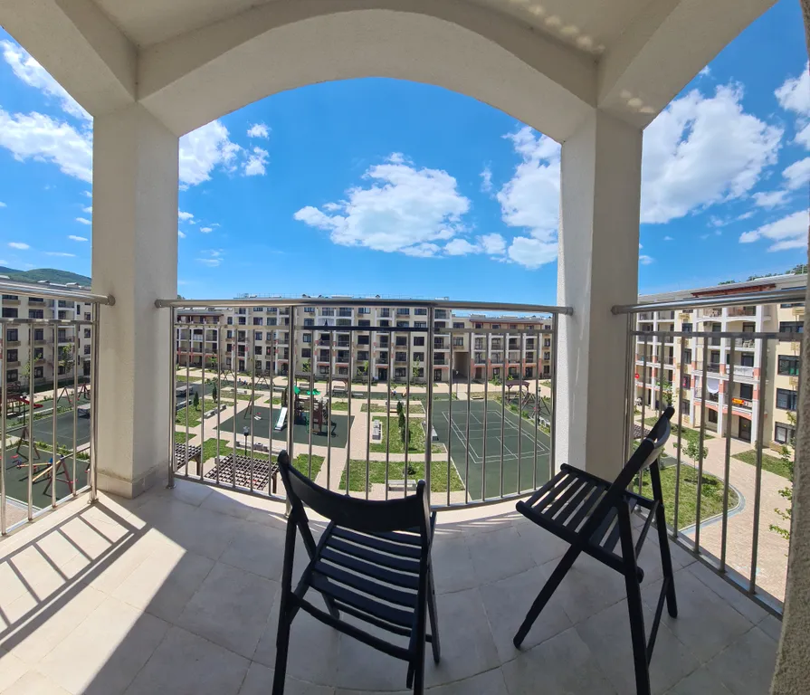 Двушка с видом на детскую площадку