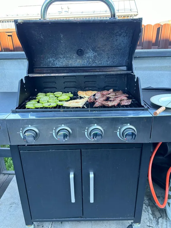 Дом-шалаш на берегу озера