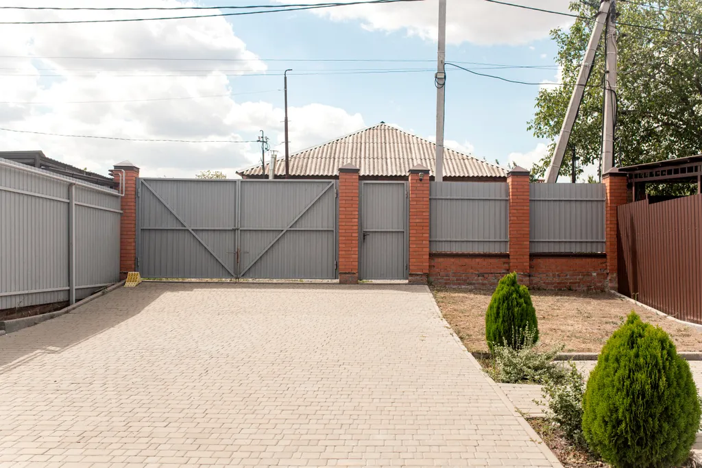 Дом Кантри со своим двором и парковкой