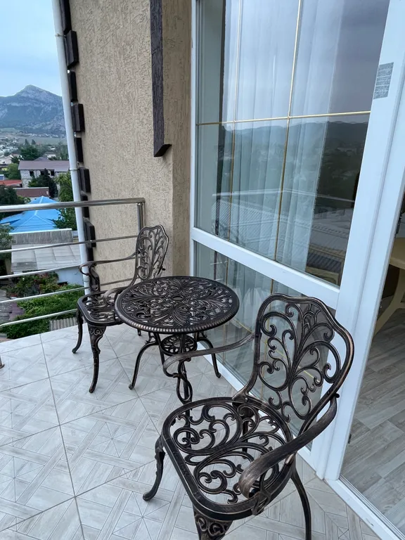 Четырёхместный номер люкс с балконом С видом на город и горы