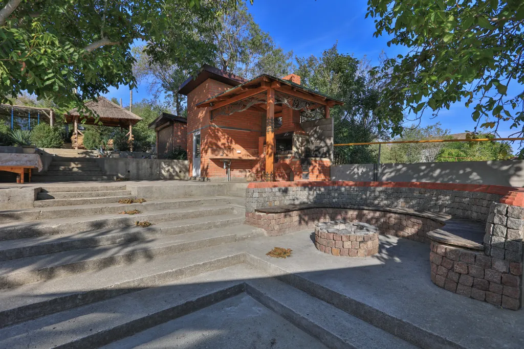 Коттедж Добротный кирпичный дом со своим двором в усадьбе Можжевеловый дворик — Айвовое