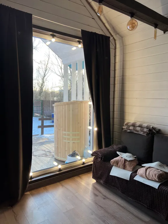 Коттедж Уютный домик с камином и кедровой бочкой на берегу озера — Лобня