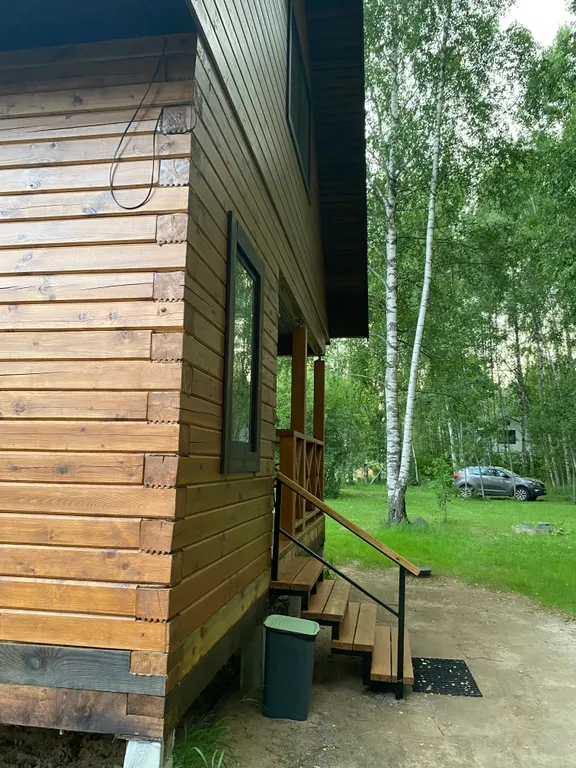 Уютный домик в лесу около реки