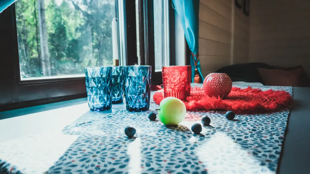 Красивый домик в лесу у реки