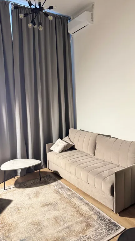 Евродвушка с высокими потолками и большими окнами, 2 кровати