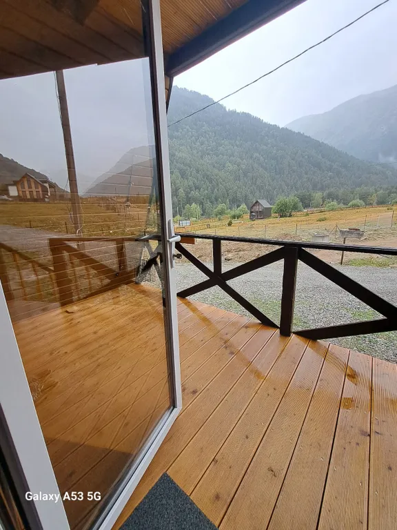 Домик с видом на горы